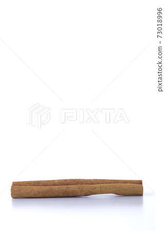 Heap of cinnamon sticks on white Heap of cinnamon sticks on white 73018996