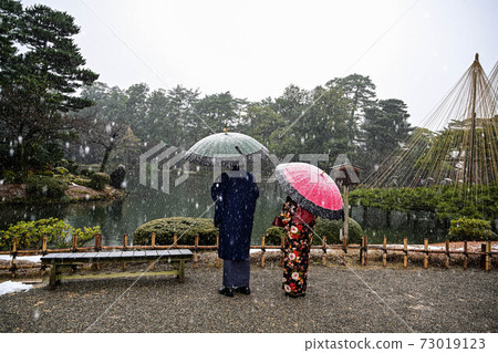 穿著和服雪舞和遊客的Kanerokuen 穿著和服雪舞和遊客的Kanerokuen 73019123