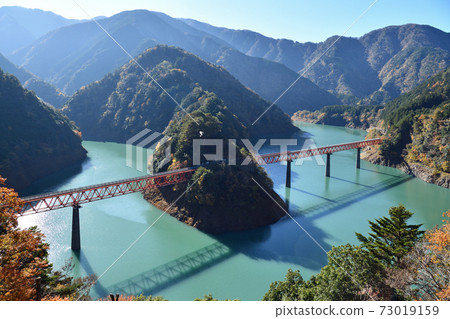 秋色時分，沿著大井川鐵路，奧愛湖站 73019159