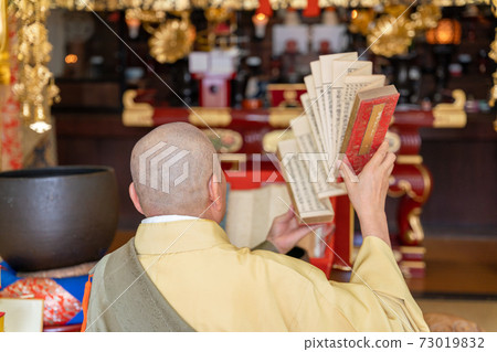 Prayer memorial service by a monk 73019832