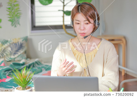 在線會議_游泳時說話的女人 73020092