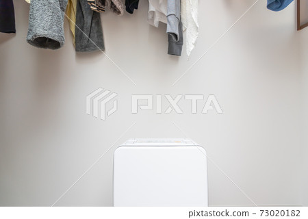 Dry the laundry with a dehumidifier 73020182