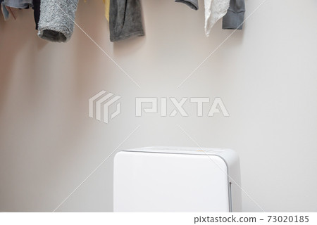 Dry the laundry with a dehumidifier 73020185