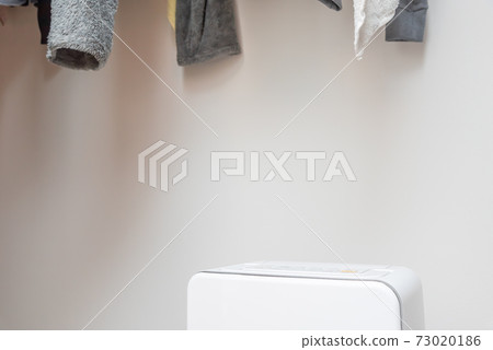 Dry the laundry with a dehumidifier 73020186