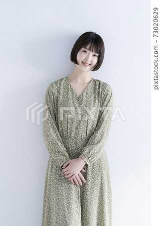 整潔的女士 73020629