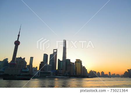 從上海蓋納達看黎明的摩天大樓 73021364