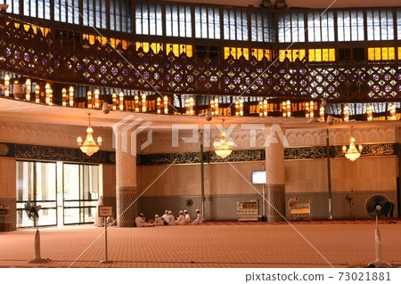 在馬來西亞國家清真寺內 在馬來西亞國家清真寺內 73021881