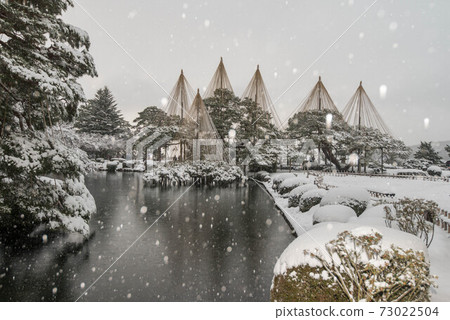 Kenrokuen where snow dances and Yukitsuri Kenrokuen where snow dances and Yukitsuri 73022504