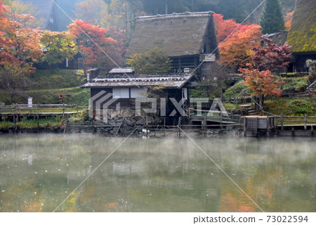 晨霧中的飛ida民俗村，飛ida的佐藤 73022594