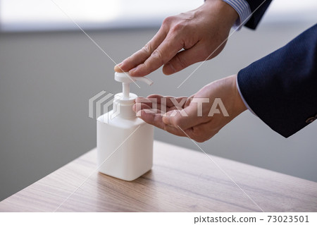 進入房間之前要對手進行消毒 進入房間之前要對手進行消毒 73023501