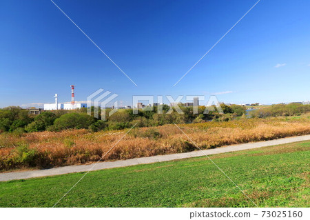 江戶河岸在深秋除草,河床風光死寂 江戶河岸在深秋除草,河床風光死寂 73025160