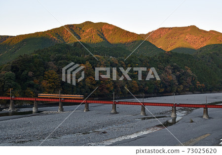 沿大川川線旅行：清晨大川第一大橋 73025620