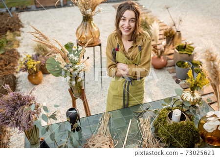 Woman making floral compositions 73025621