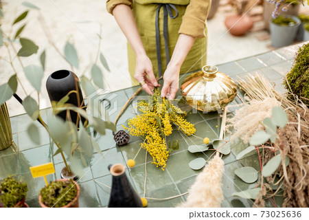 Making floral compositions Making floral compositions 73025636