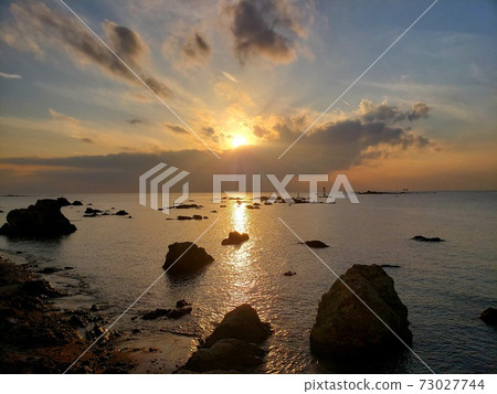 Sunset over Sagami Bay seen from Morito Shrine in Hayama Town, Kanagawa Prefecture in early winter [December] 73027744