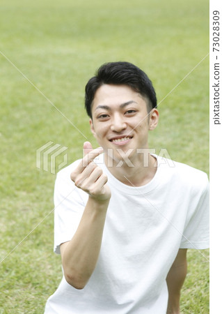 年輕的男人，用他們的手指做的心 73028309