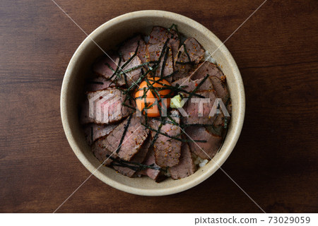 美味的烤牛肉碗（頂視圖） 73029059