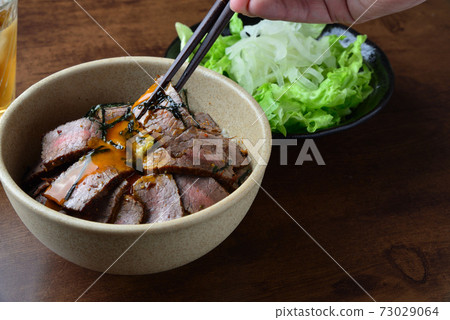 Delicious roast beef bowl (the moment you crush an egg) Delicious roast beef bowl (the moment you crush an egg) 73029064