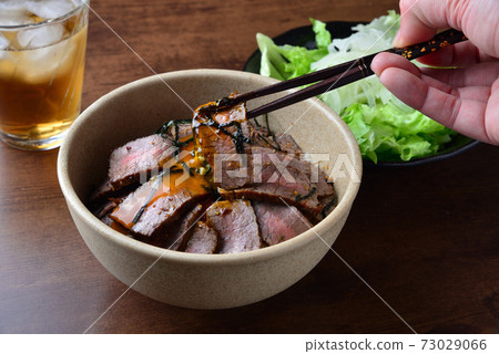 Delicious roast beef bowl (egg melts) Delicious roast beef bowl (egg melts) 73029066