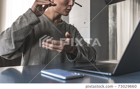 生活方式（在房間裡消磨時光的形象） 73029660