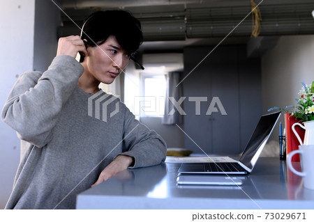 Lifestyle (image of spending time in the room) 73029671