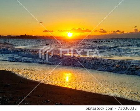 The first sunrise of 2021 seen from the Chigasaki coast in Chigasaki City, Kanagawa Prefecture [January 1] 73030338