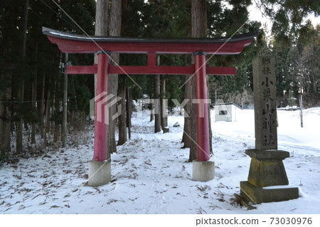 冬季中廣平市郊的小栗山神社的鳥居 73030976