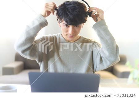 戴著耳機的男人 73031324
