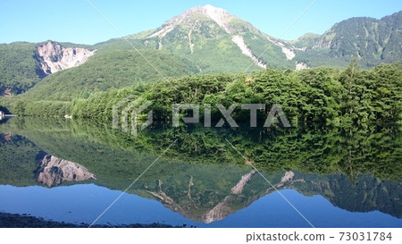 上高地大正池中倒立的燒岳 73031784