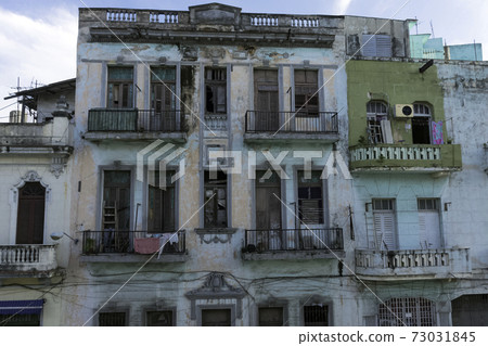Old residential building in Havana, Cuba  73031845