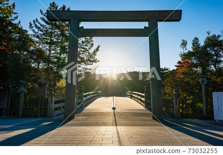 從伊勢神宮奈久宇治橋牌坊升起的朝日 73032255