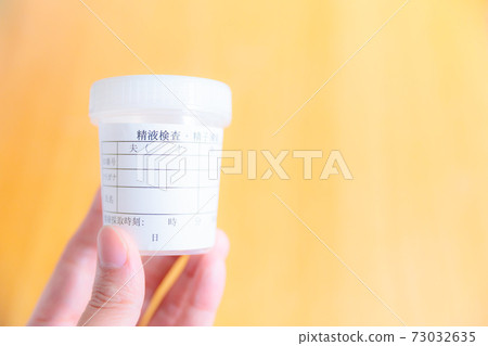 Semen collection cup at hand 73032635