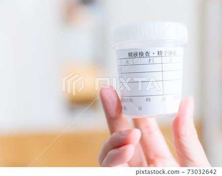 Semen collection cup at hand 4: 3 Semen collection cup at hand 4: 3 73032642