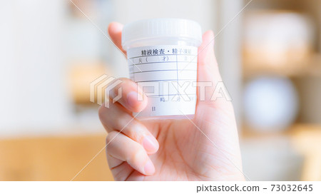 Semen collection cup at hand 16: 9 73032645