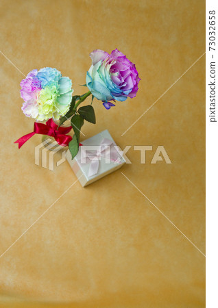 There are carnations and present boxes in multiple colors. There are carnations and present boxes in multiple colors. 73032658