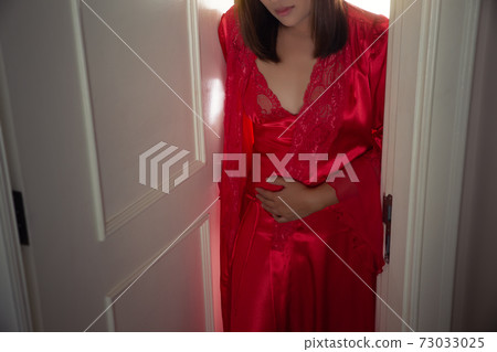 Women have a stomachache because of diarrhea 73033025