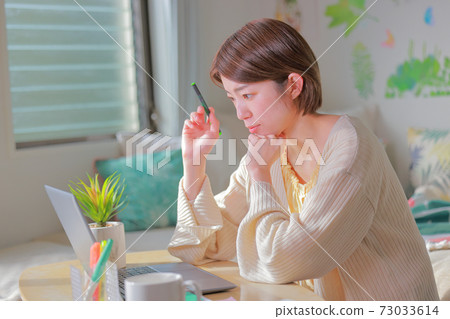 Telework_A女人握筆,用明亮的外觀思考 Telework_A女人握筆,用明亮的外觀思考 73033614
