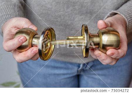 Spindle onnects knobs and retracts latchbolt when knobs are turned. 73034272
