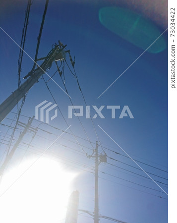 電線阻擋明亮的藍天 73034422