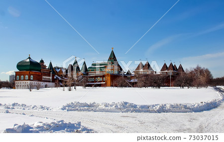 Wooden palace in Kolomenskoye. Winter landscape with snow Wooden palace in Kolomenskoye. Winter landscape with snow 73037015