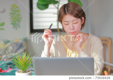 遠程辦公_握筆_女人閉著眼睛思考 73038426