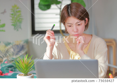 Telework_Woman帶一支筆_Front 73038427