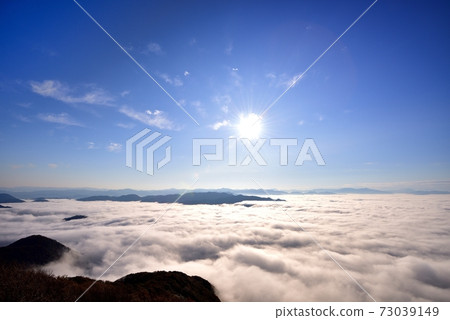 Sea of clouds in the Toyooka basin from Mt. Kuruhi Sea of clouds in the Toyooka basin from Mt. Kuruhi 73039149