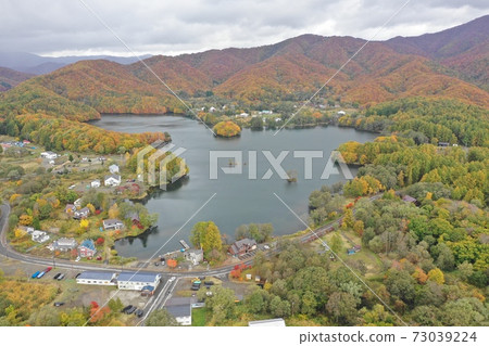 秋天的烏拉班達蘇哈拉湖鳥瞰圖 秋天的烏拉班達蘇哈拉湖鳥瞰圖 73039224