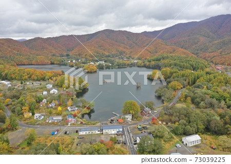 秋天的烏拉班達蘇哈拉湖鳥瞰圖 秋天的烏拉班達蘇哈拉湖鳥瞰圖 73039225