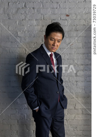 一位五十多歲的商人穿著西裝 一位五十多歲的商人穿著西裝 73039729