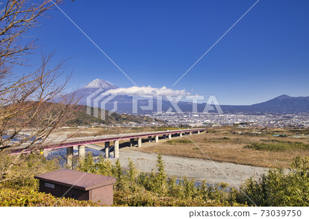 從東名高速公路富士河SA下行看到的富士山冬季積雪 73039750