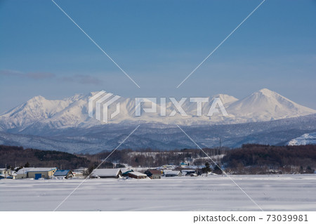黃昏和雪山Taisetsuyama晴朗的天空 黃昏和雪山Taisetsuyama晴朗的天空 73039981
