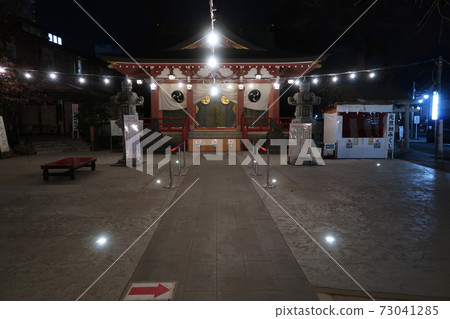 An empty night shrine 73041285