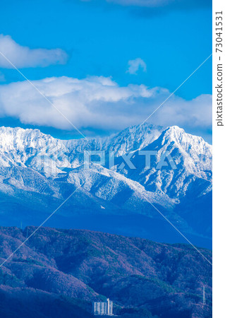 Snow-capped Yatsugatake mountain range and Lake Suwa [Nagano Prefecture] 73041531